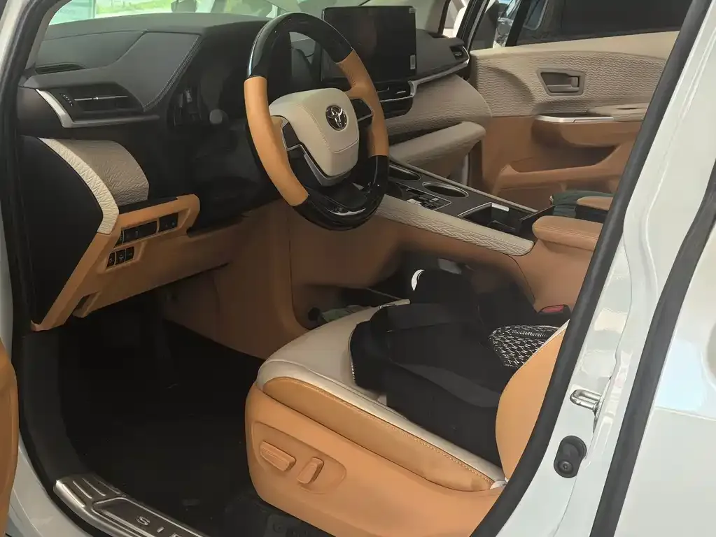 Toyota Sienna — фото 2