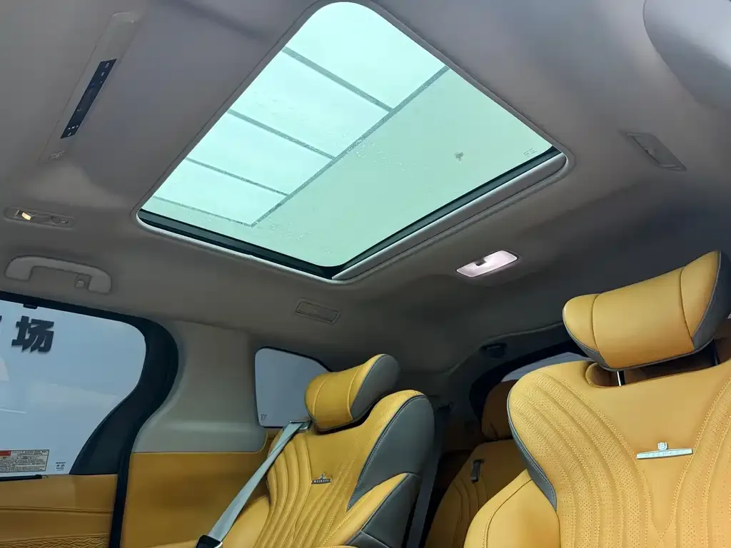 Toyota Granvia — фото 2