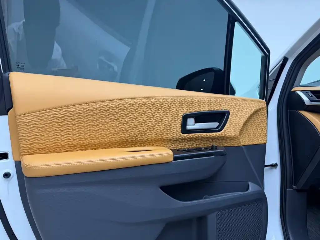 Toyota Granvia — фото 10