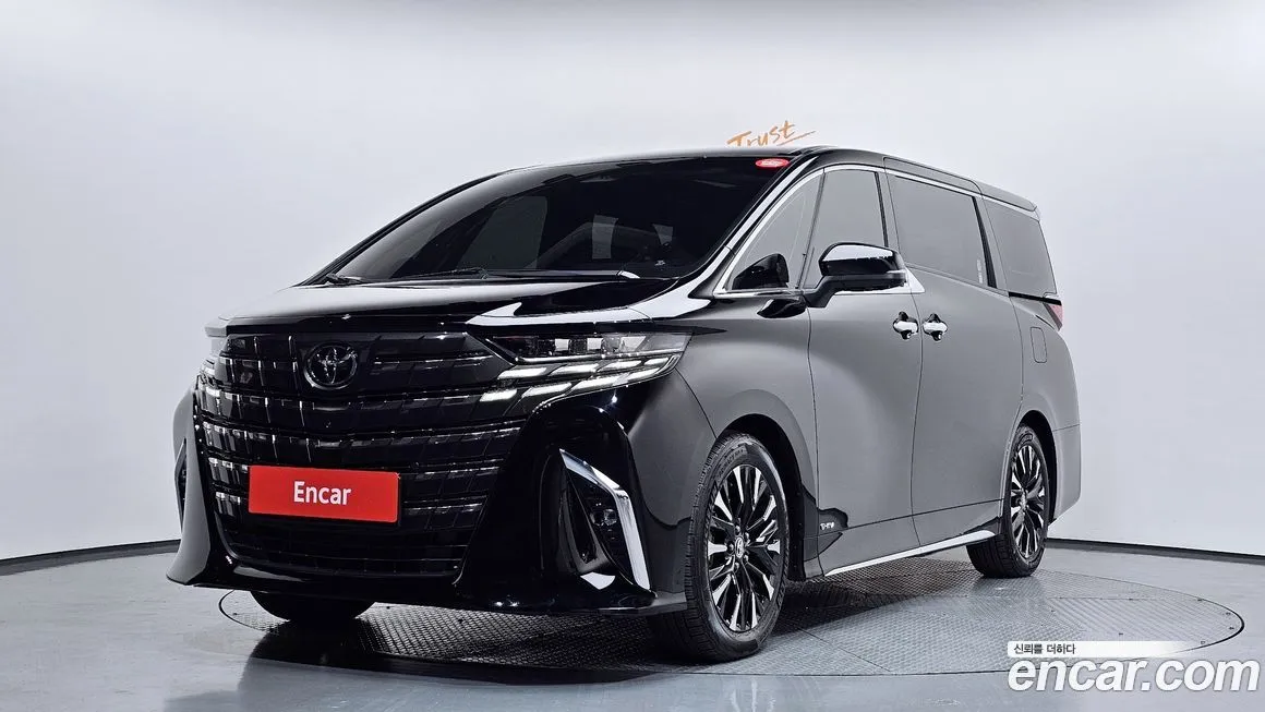 Toyota Alphard — фото 1