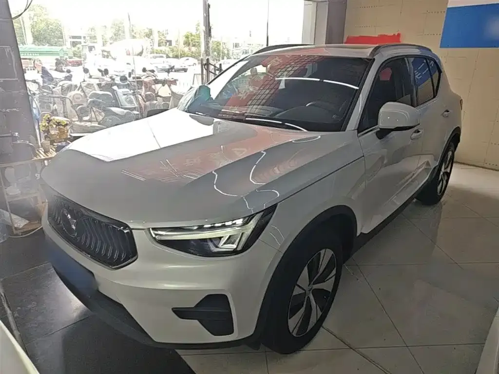 Volvo XC40 — фото 1