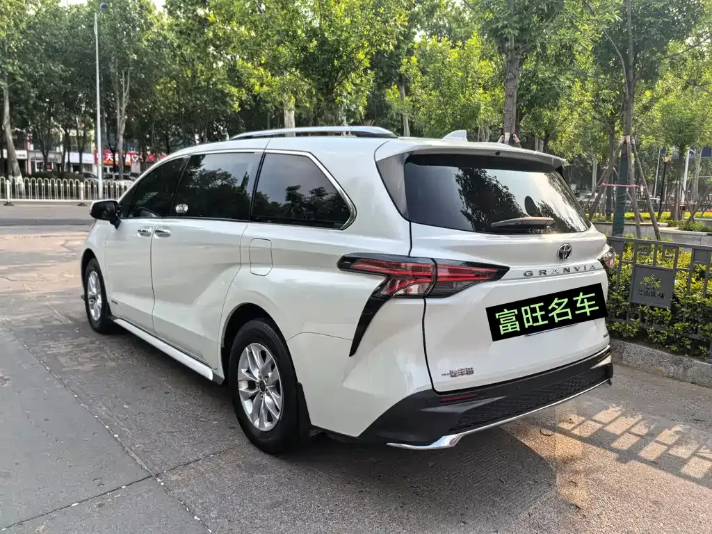 Toyota Granvia — фото 9