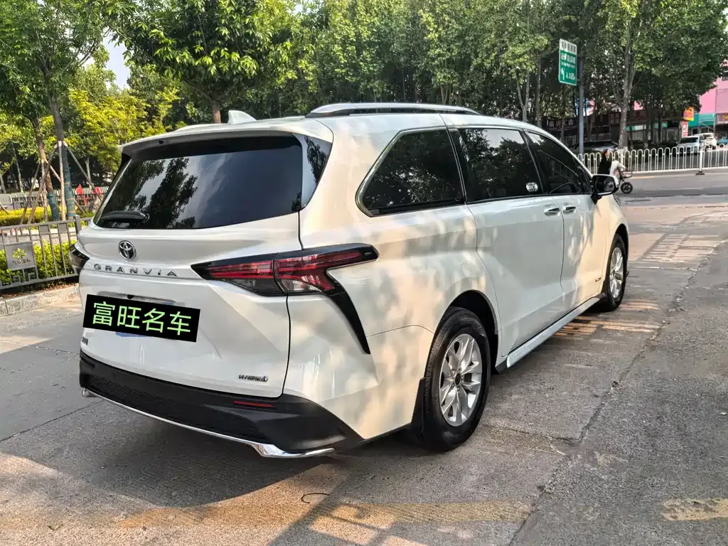 Toyota Granvia — фото 10