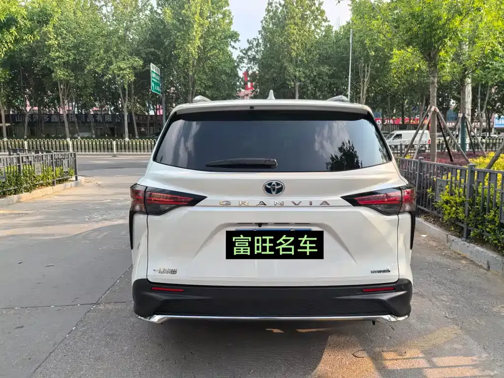 Toyota Granvia — фото 7