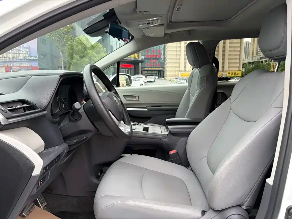 Toyota Granvia — фото 9