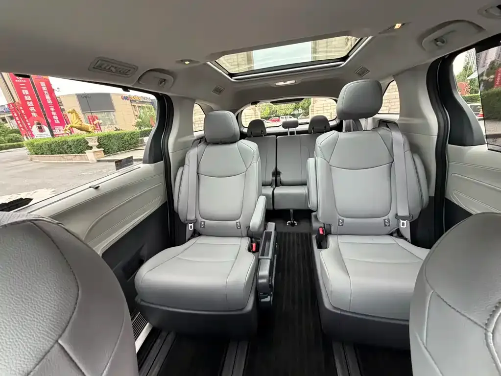 Toyota Granvia — фото 2