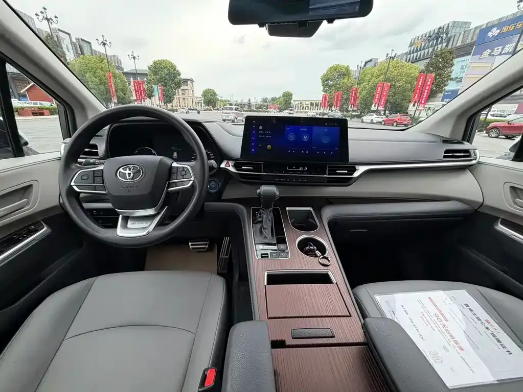 Toyota Granvia — фото 3