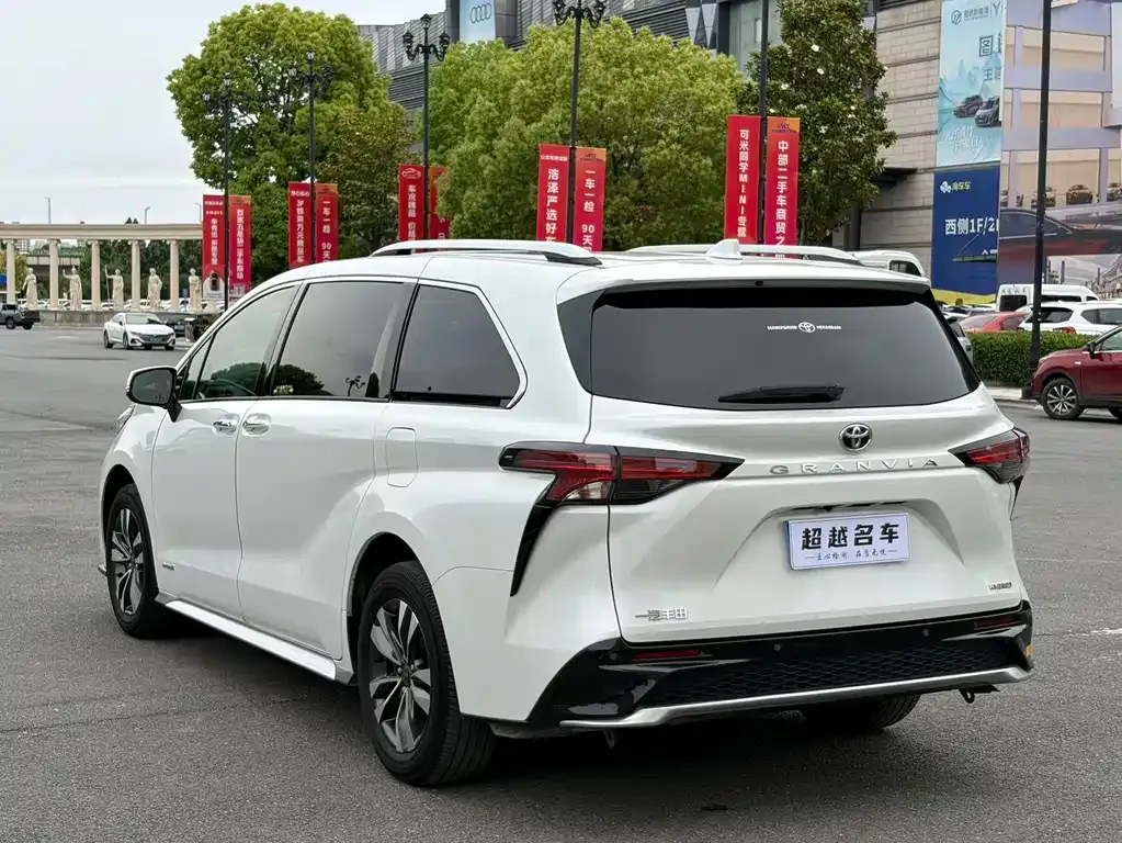 Toyota Granvia — фото 7
