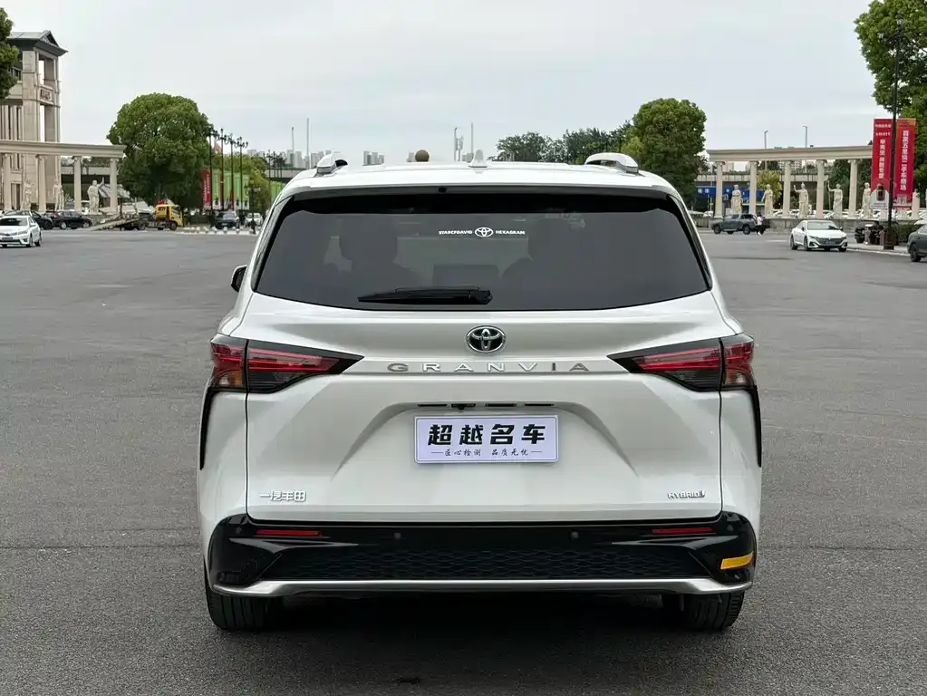Toyota Granvia — фото 4