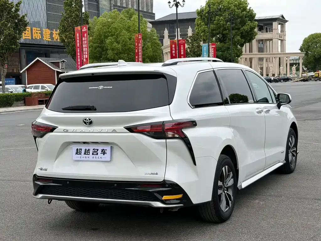 Toyota Granvia — фото 5