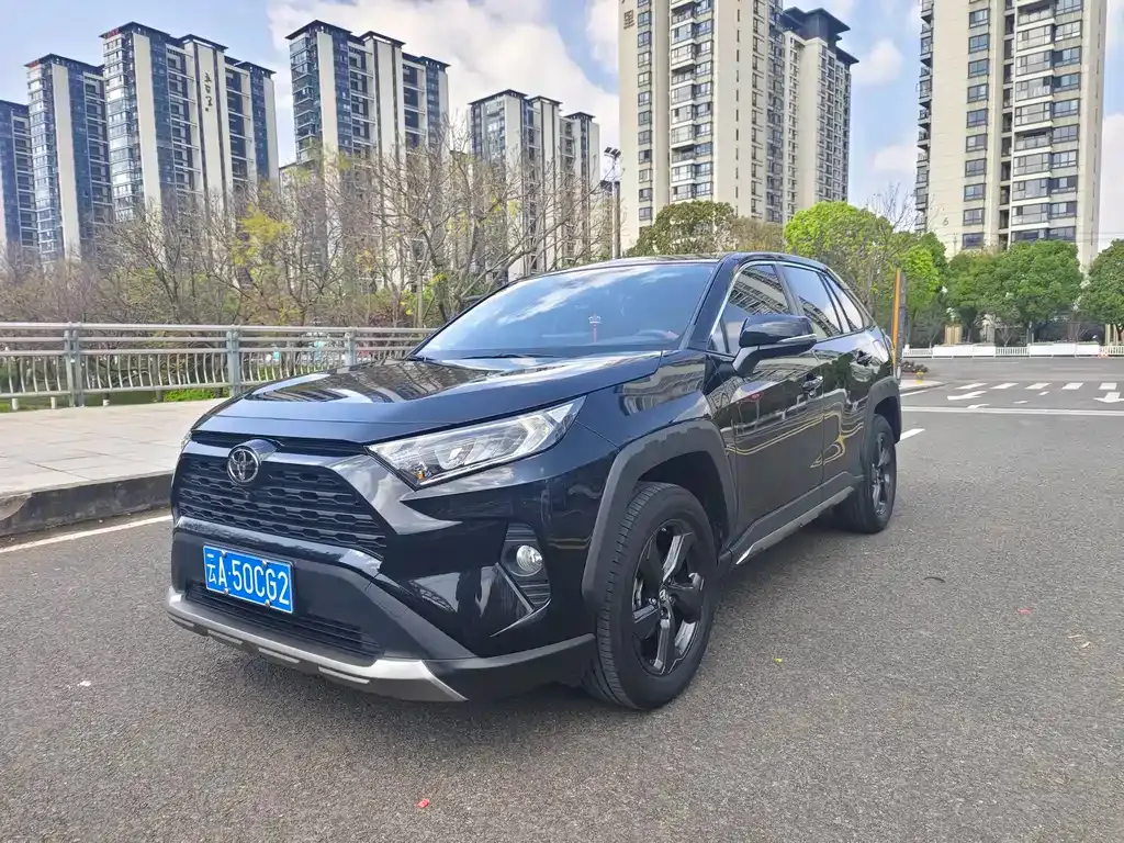 Toyota RAV4 2023 из CN, фото 1