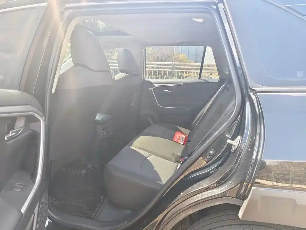 Toyota RAV4 2023 из CN, фото 2