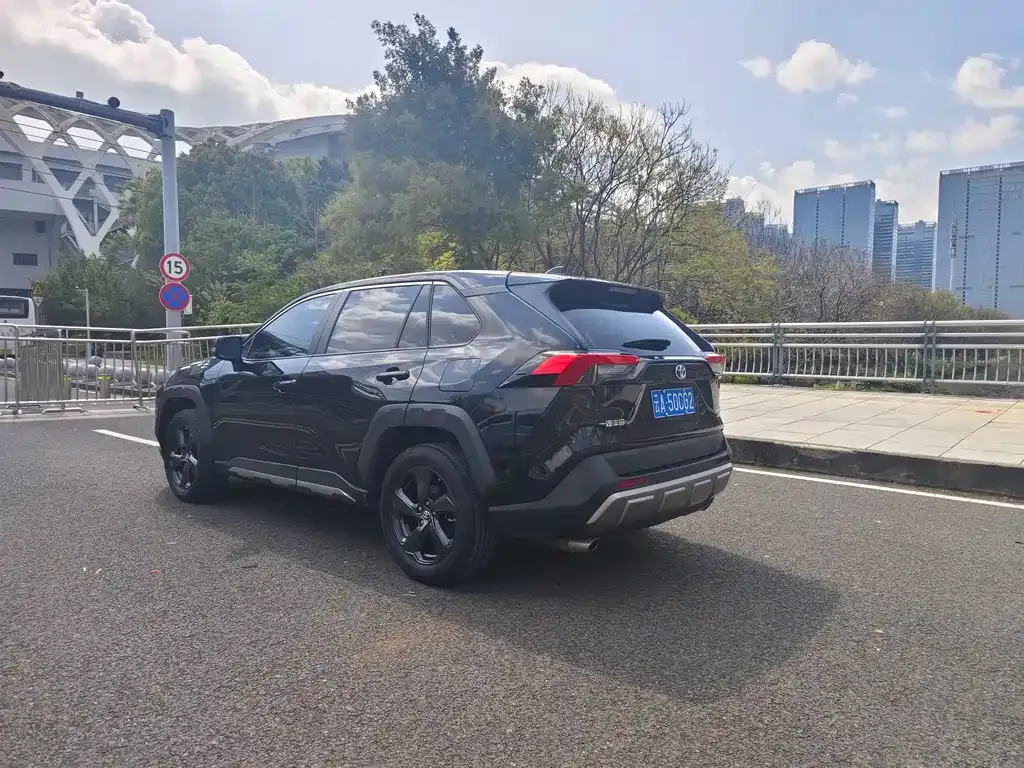 Toyota RAV4 2023 из CN, фото 4