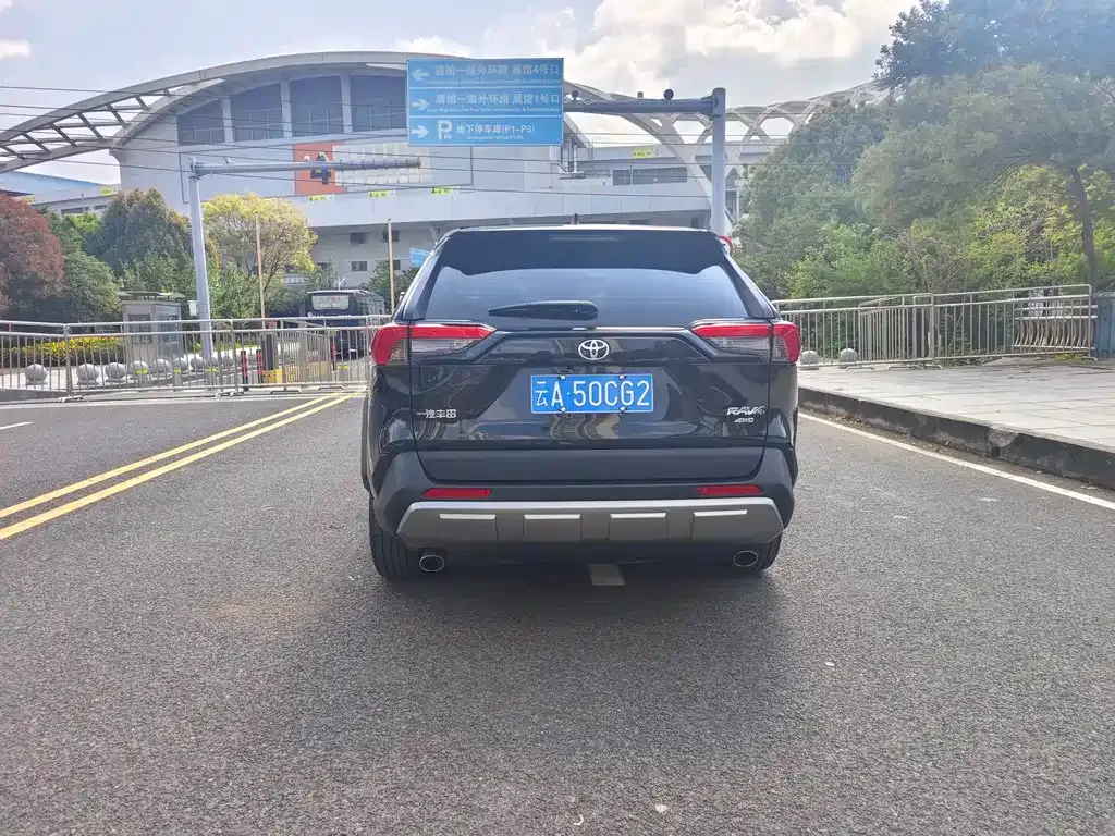 Toyota RAV4 2023 из CN, фото 5