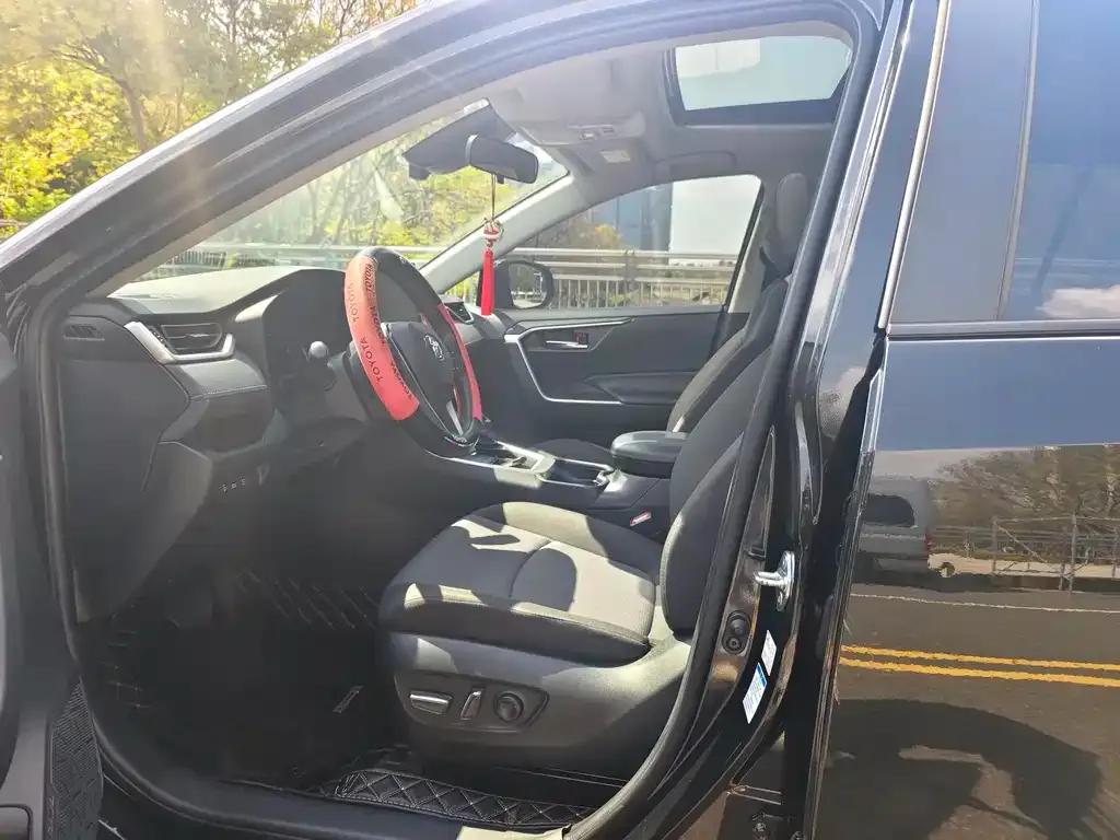 Toyota RAV4 2023 из CN, фото 3