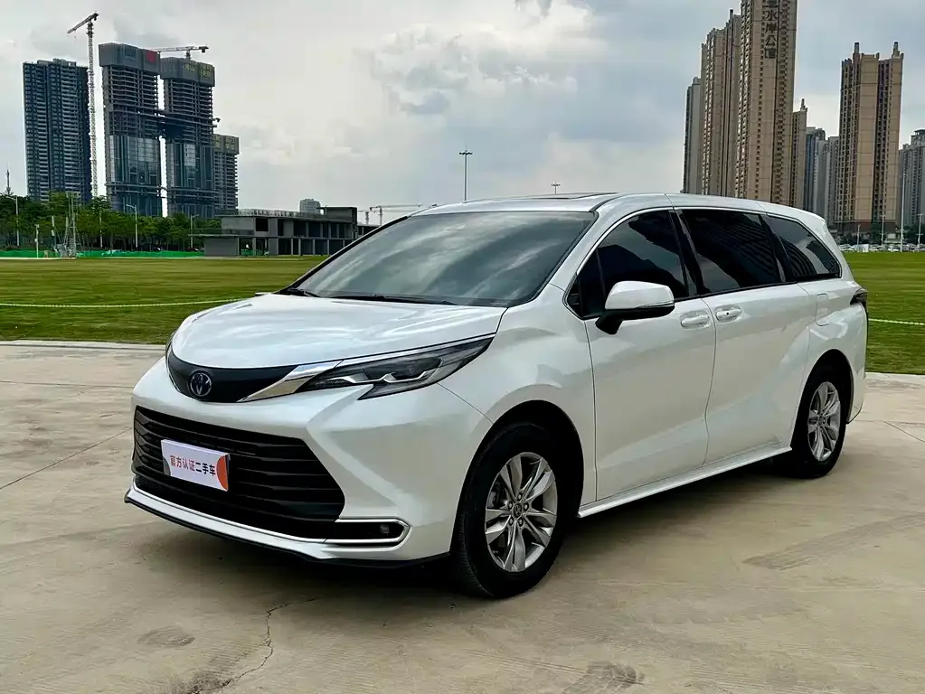 Toyota Sienna — фото 1