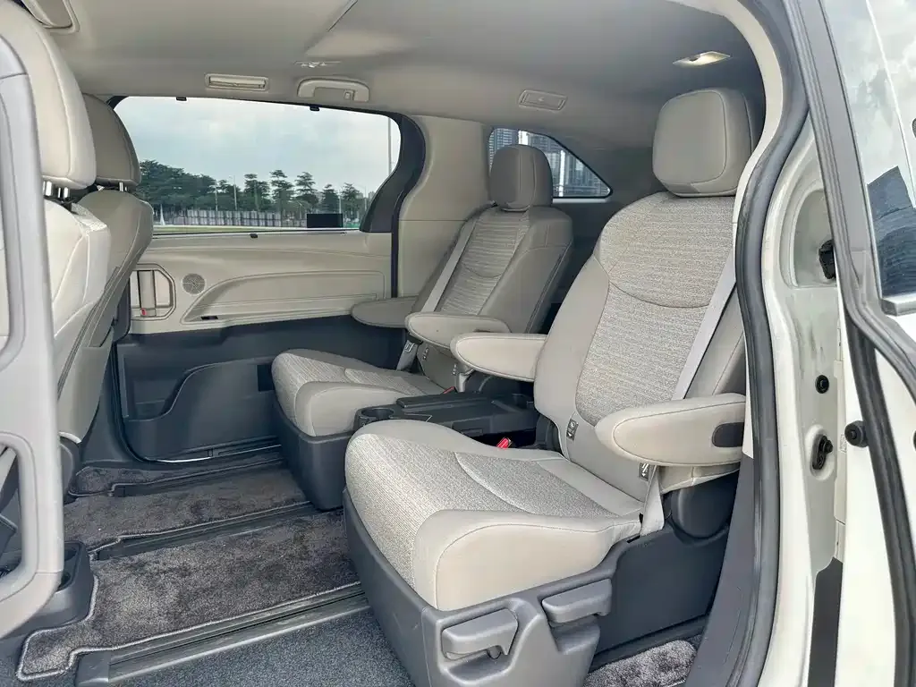 Toyota Sienna — фото 4