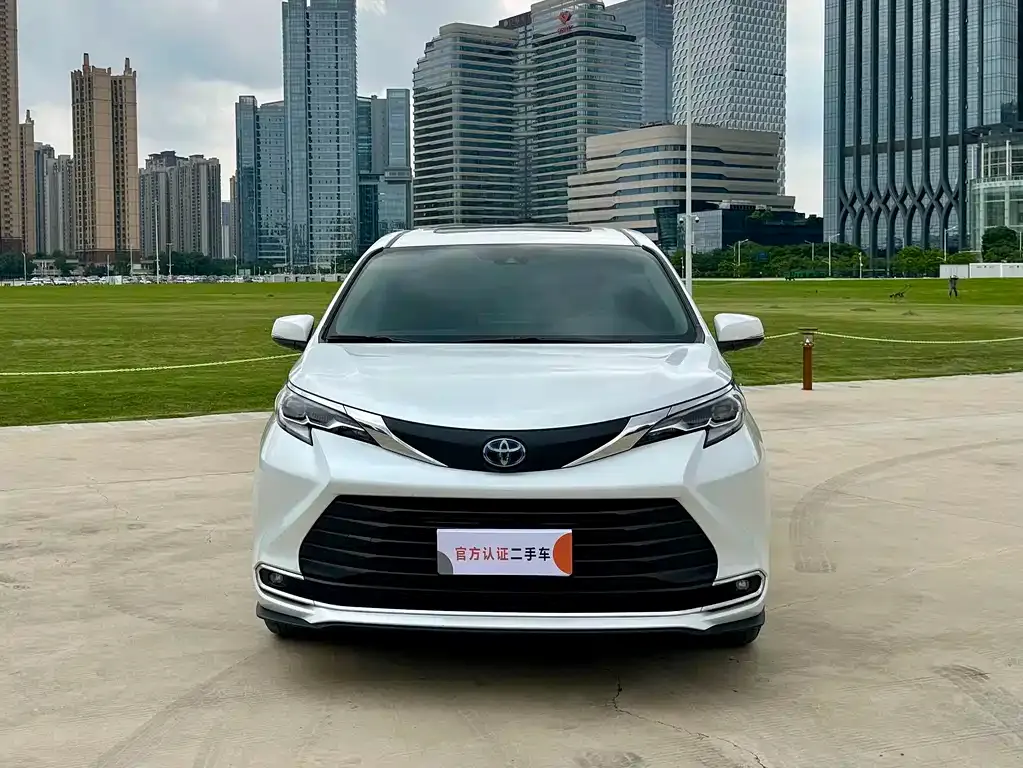 Toyota Sienna — фото 10