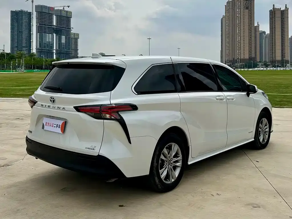 Toyota Sienna — фото 2