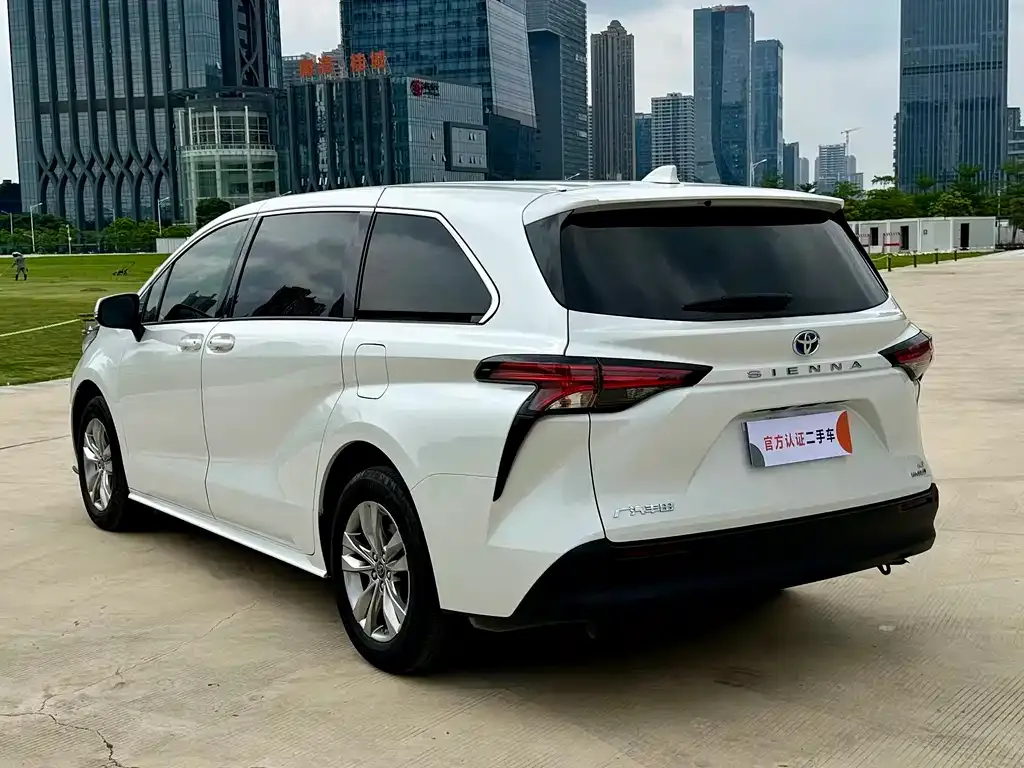 Toyota Sienna — фото 6