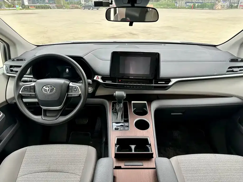 Toyota Sienna — фото 9