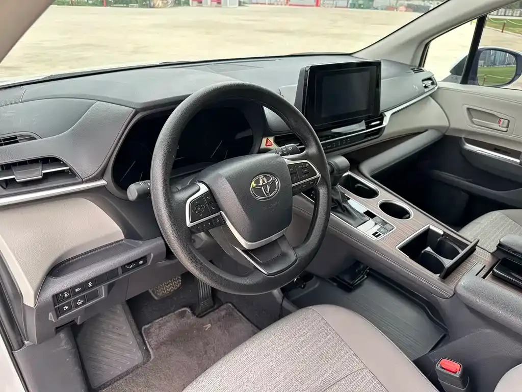 Toyota Sienna — фото 8