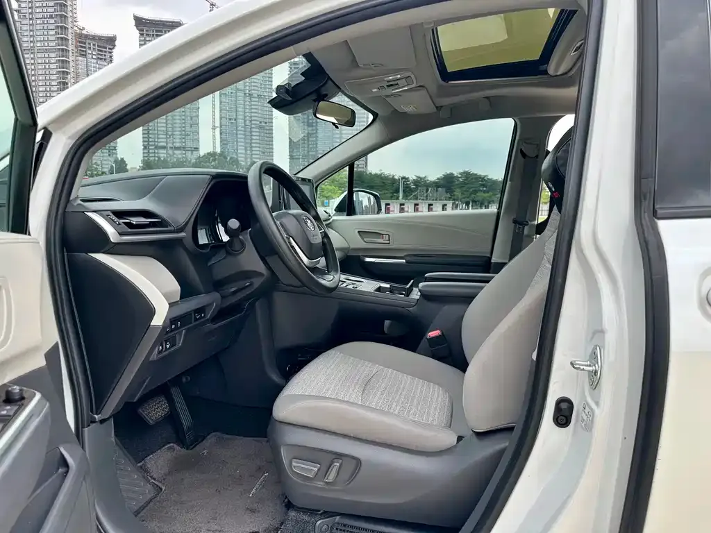 Toyota Sienna — фото 7