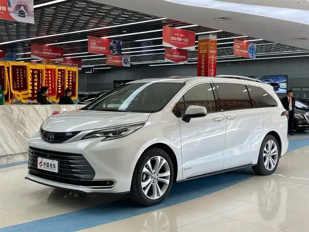 Toyota Sienna — фото 1