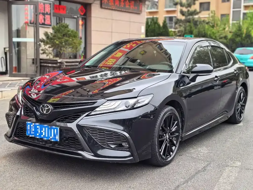 Toyota Camry — фото 1
