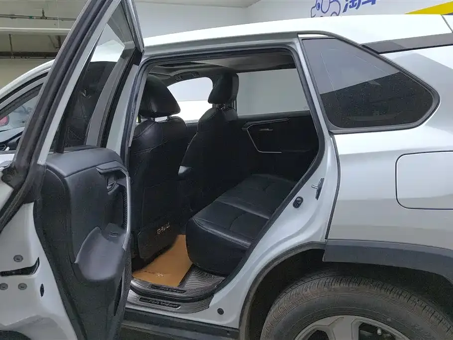 Toyota RAV4 — фото 7