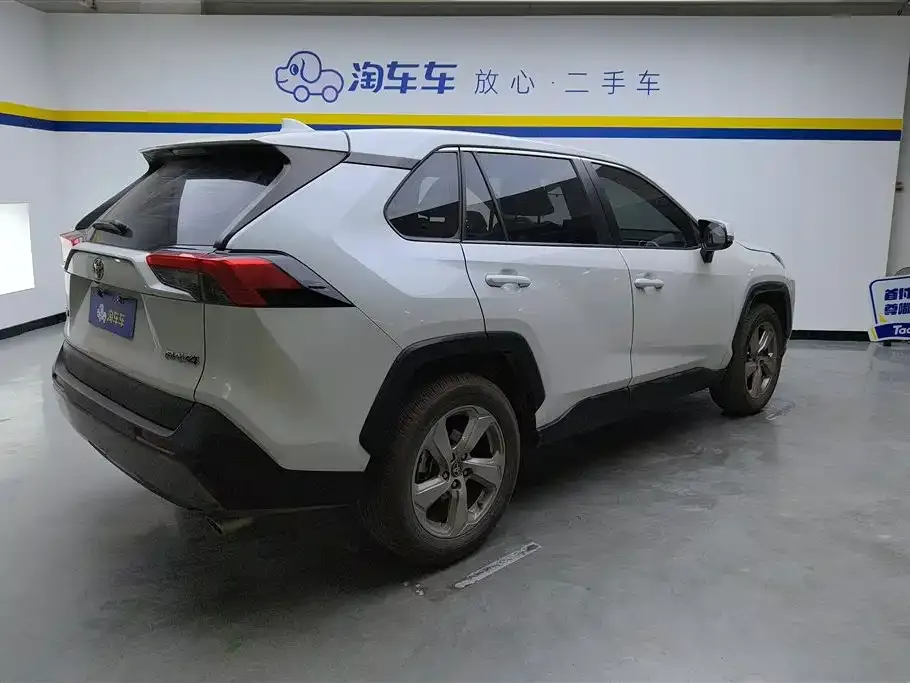 Toyota RAV4 — фото 4