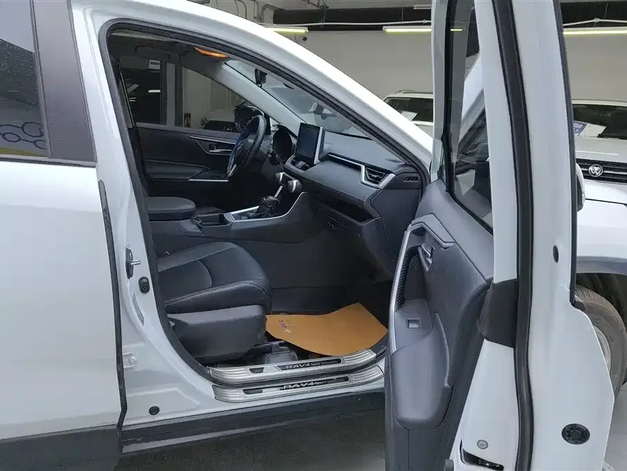 Toyota RAV4 — фото 6