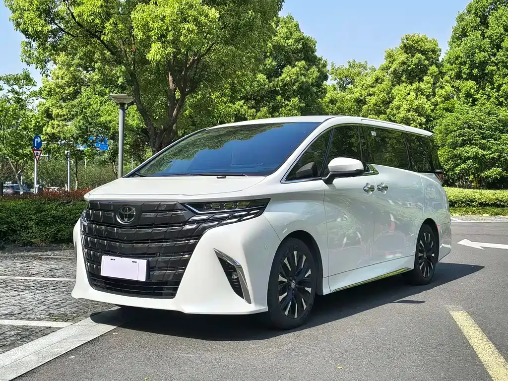 Toyota Alphard — фото 1