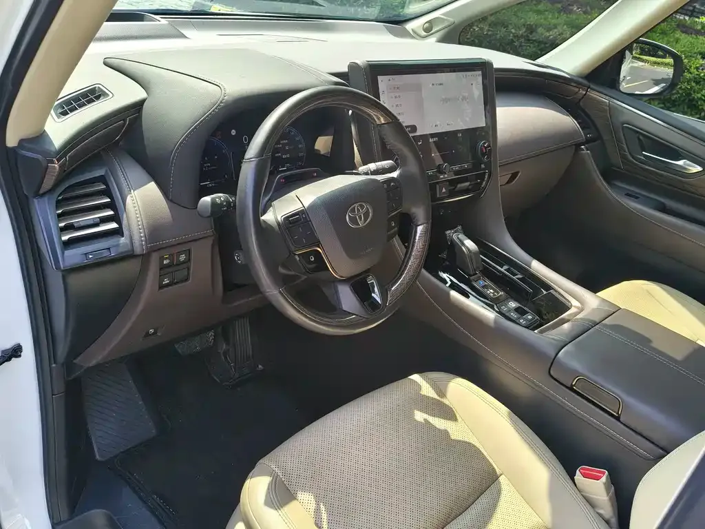 Toyota Alphard — фото 2