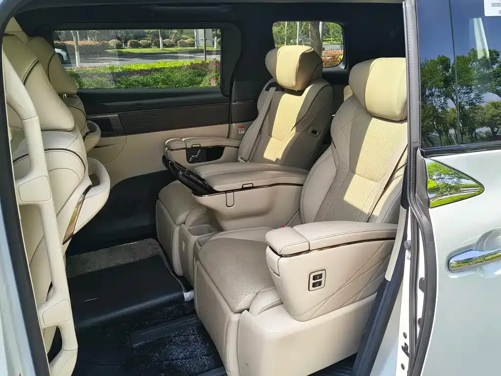 Toyota Alphard — фото 5