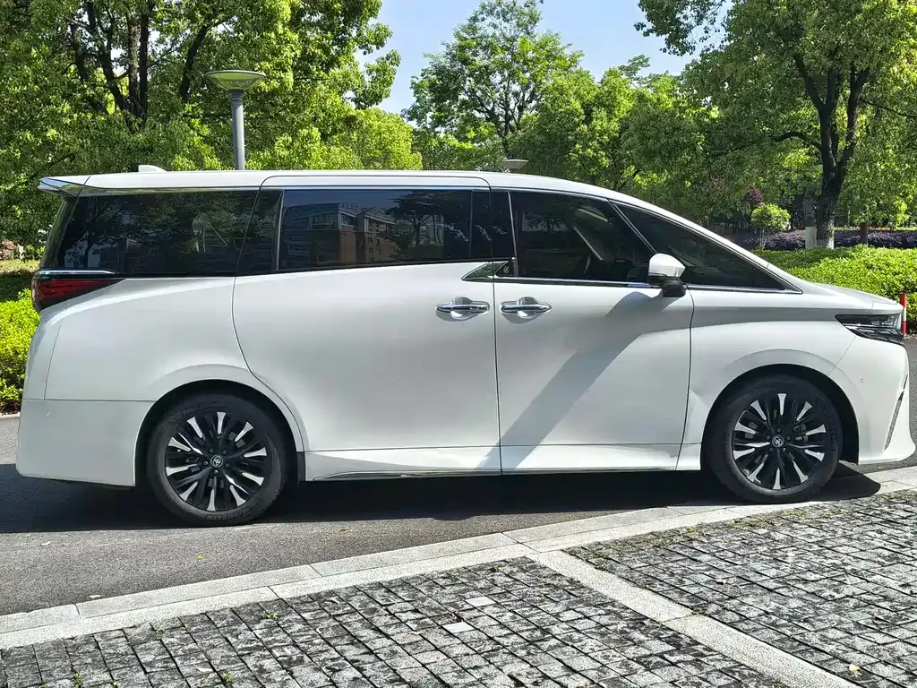 Toyota Alphard — фото 9