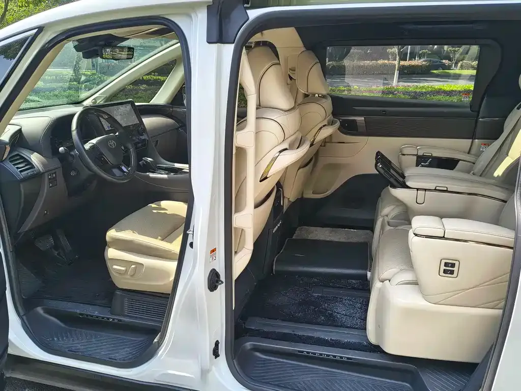 Toyota Alphard — фото 6