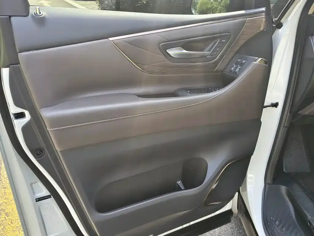 Toyota Alphard — фото 7