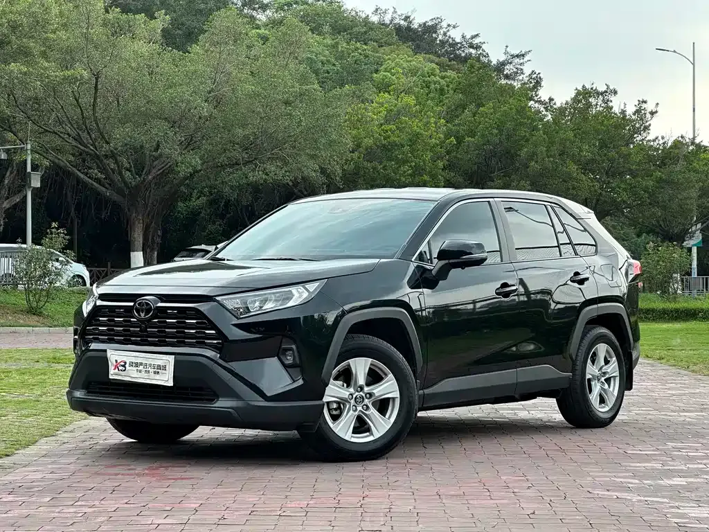 Toyota RAV4 — фото 1