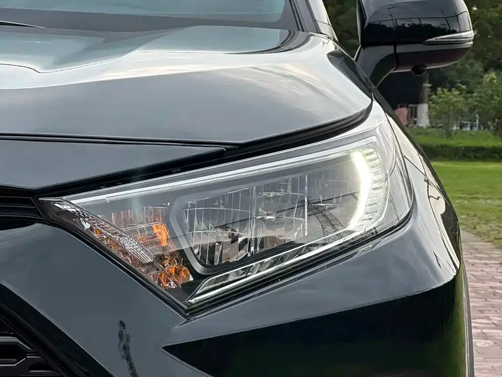 Toyota RAV4 — фото 2