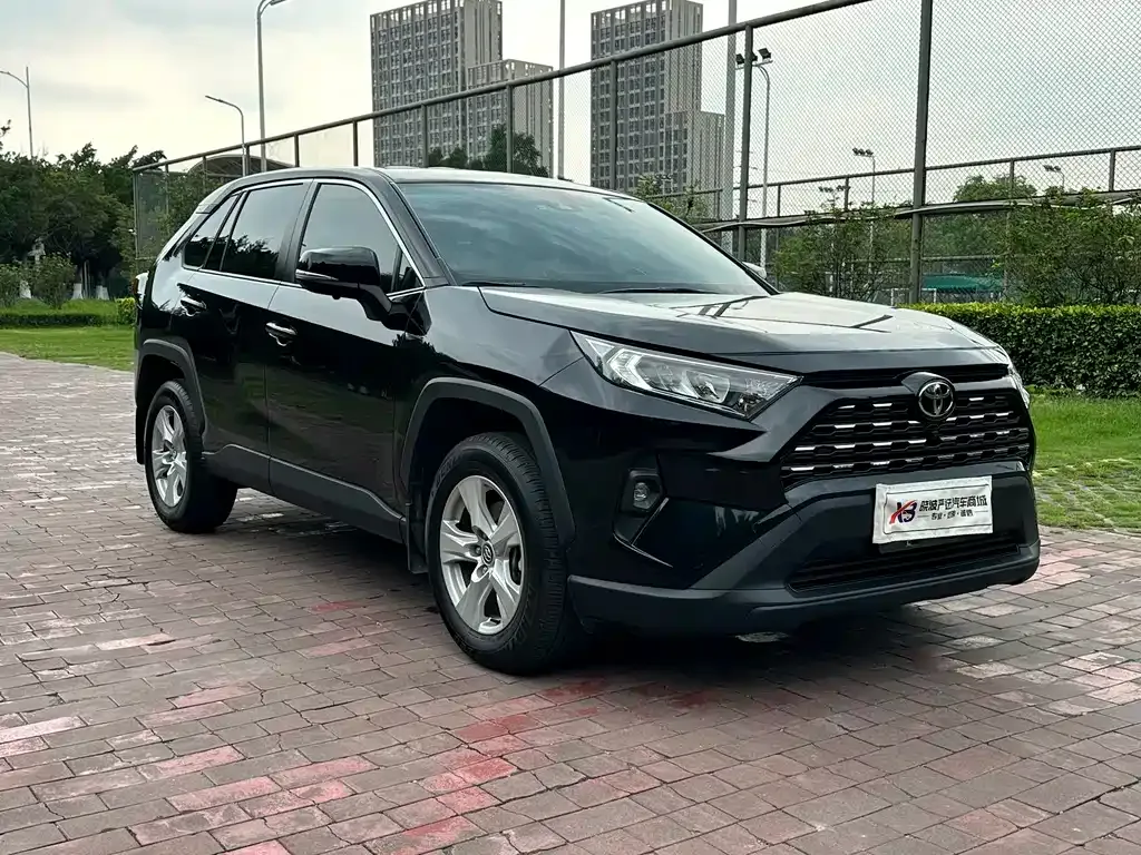 Toyota RAV4 — фото 8