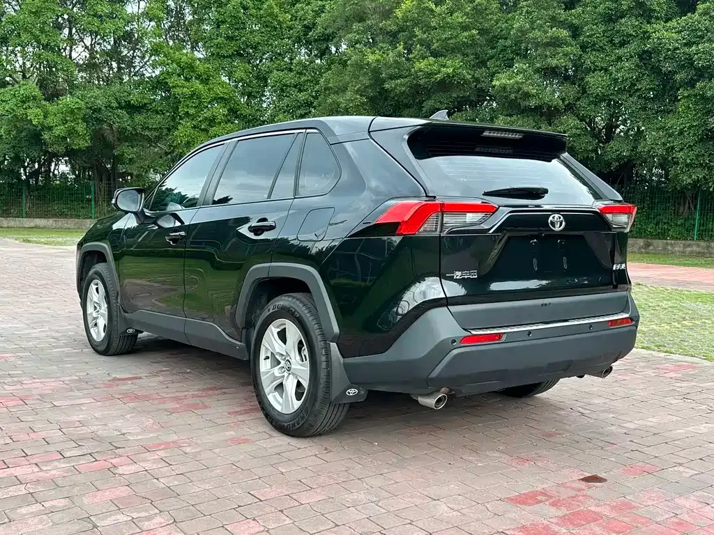 Toyota RAV4 — фото 5
