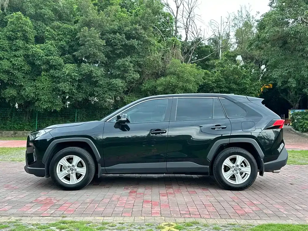 Toyota RAV4 — фото 10