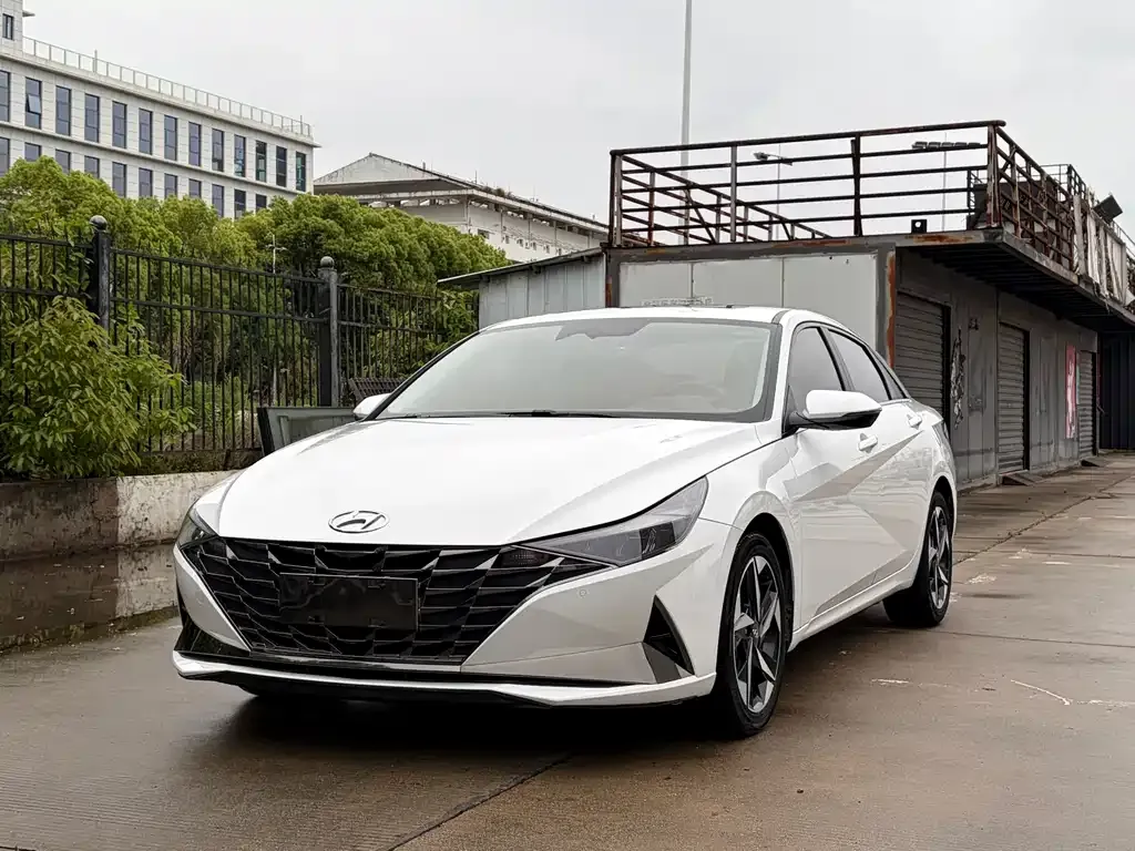 Hyundai Elantra — фото 1