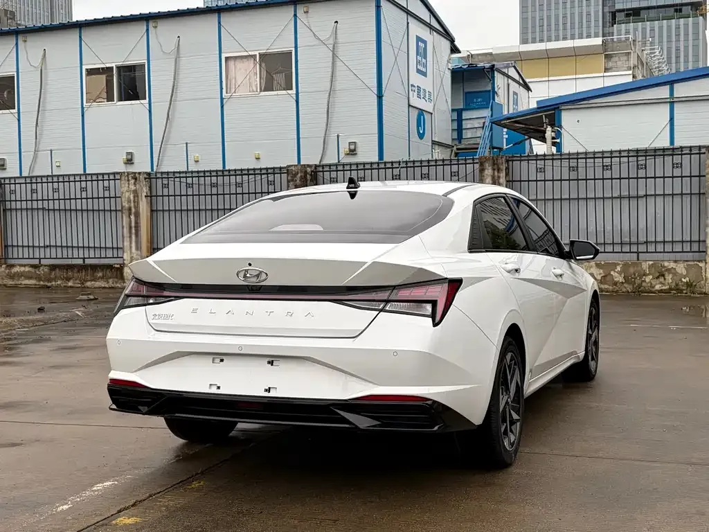 Hyundai Elantra — фото 5
