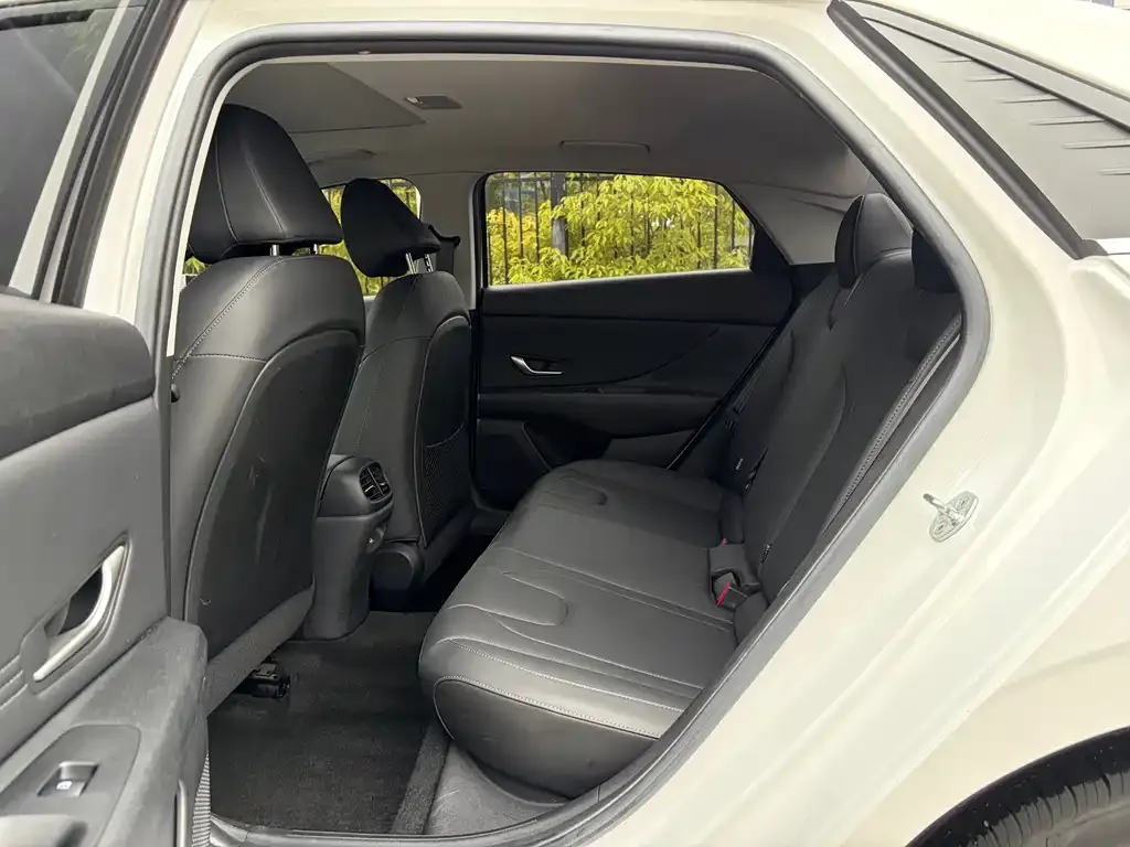 Hyundai Elantra — фото 4