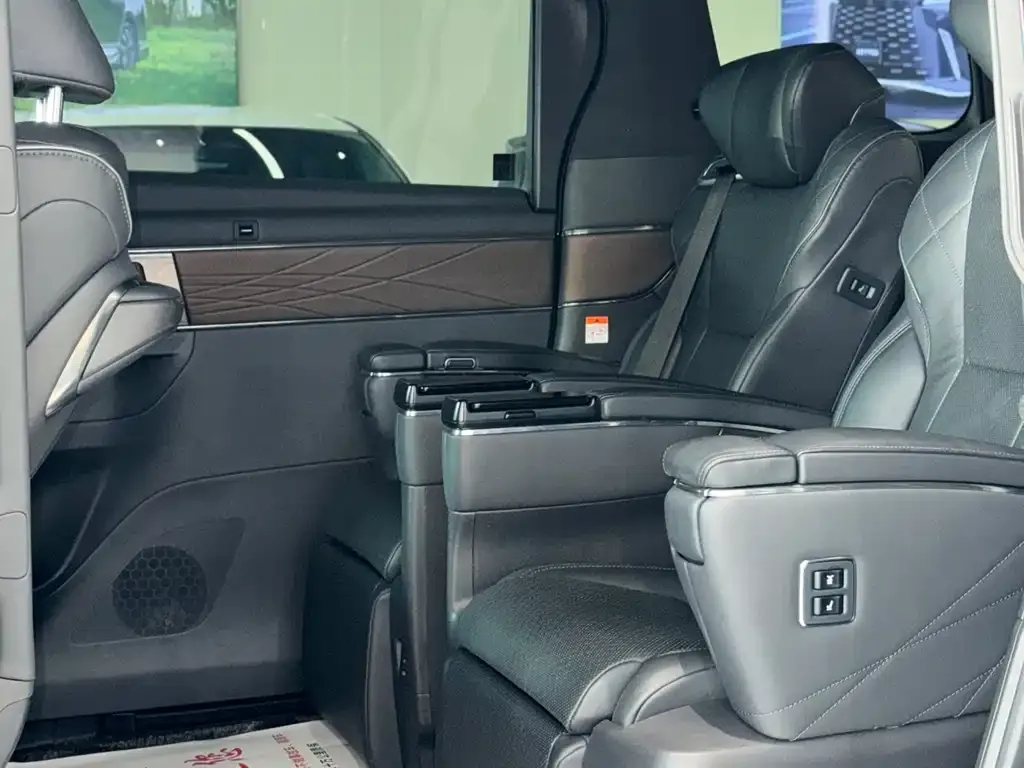 Toyota Alphard — фото 9