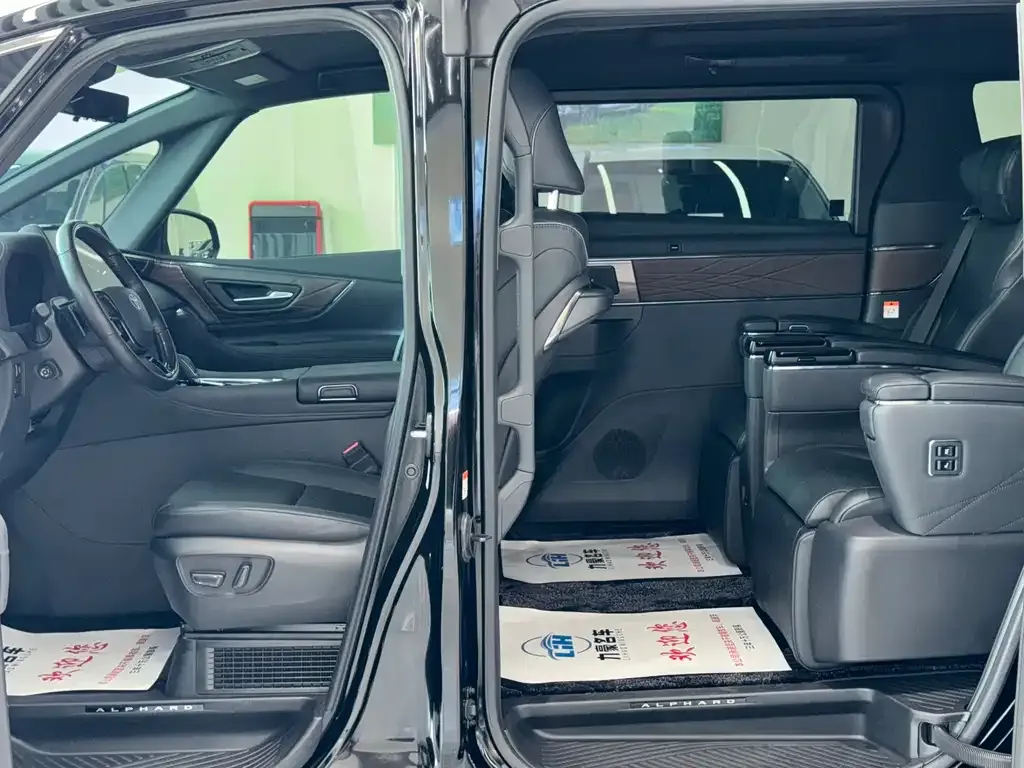 Toyota Alphard — фото 5