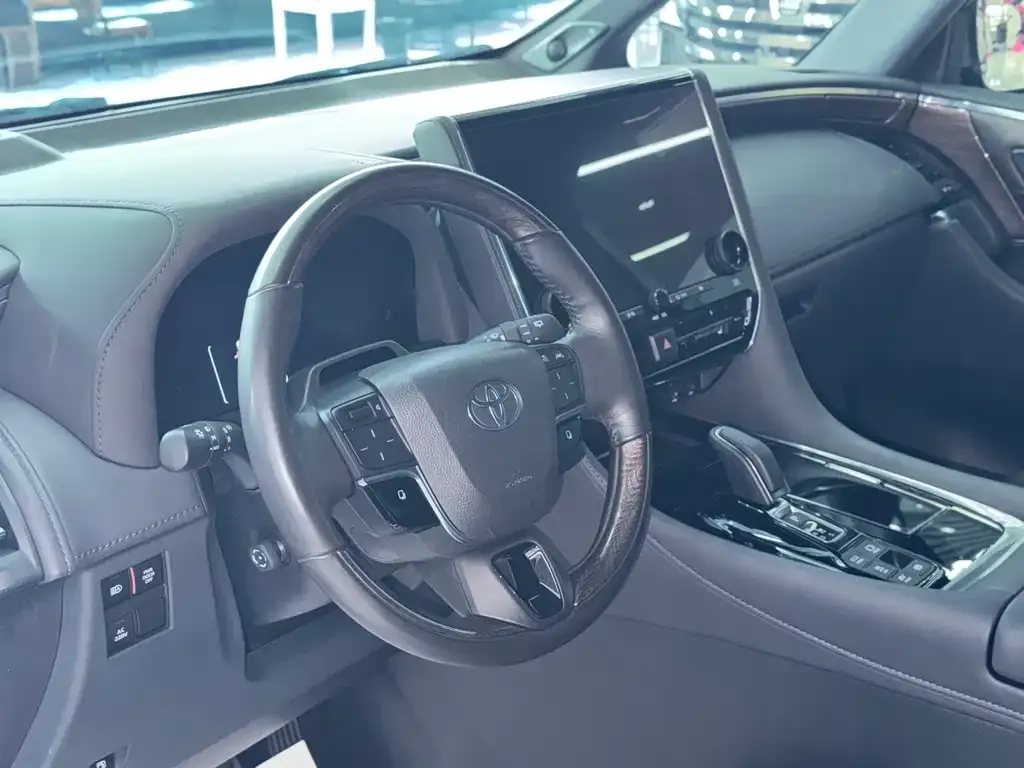 Toyota Alphard — фото 3