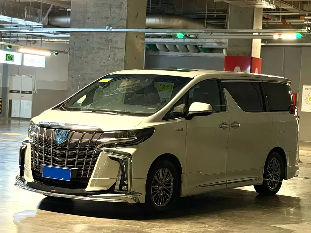 Toyota Alphard — фото 1